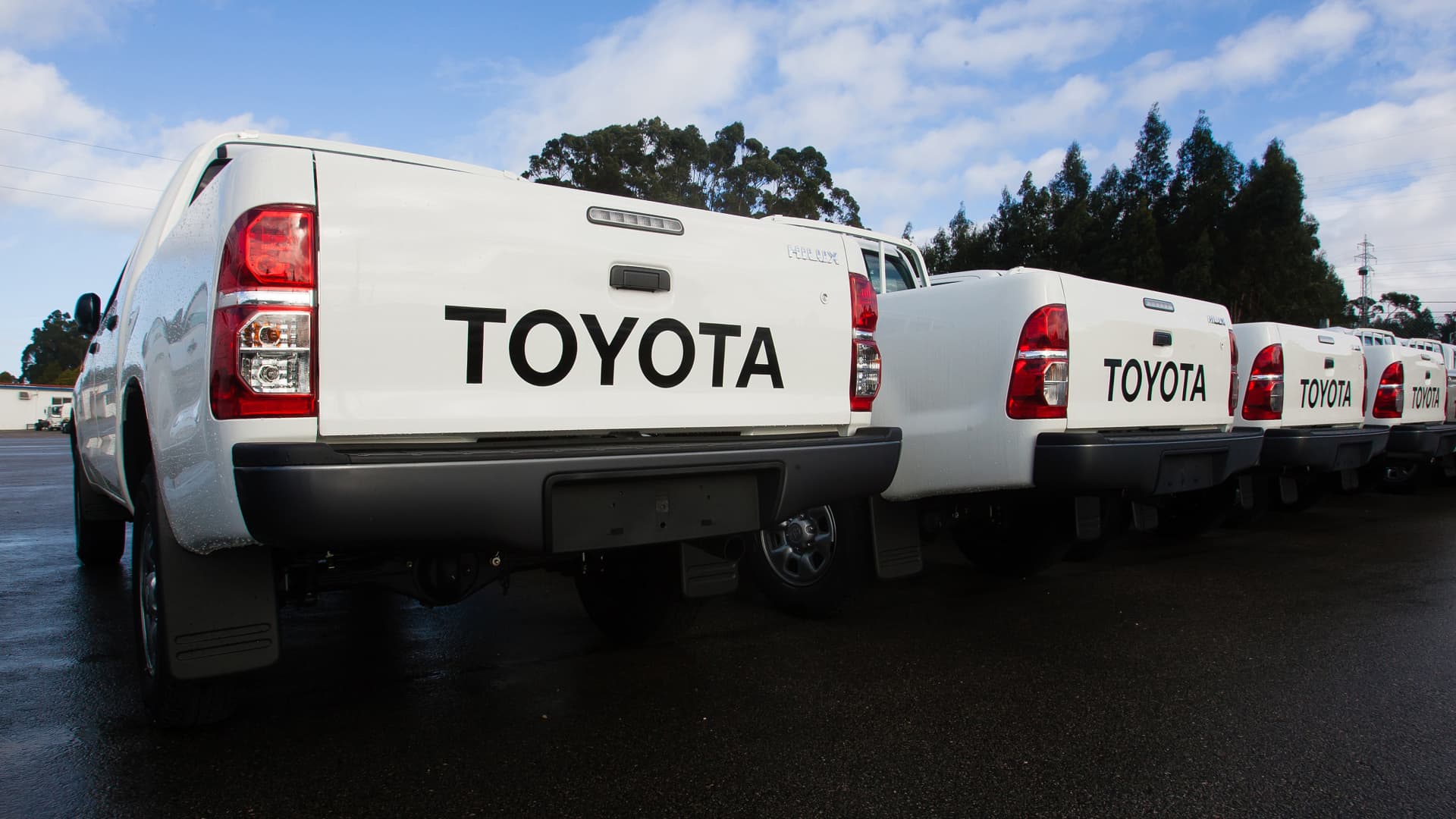 Toyota secures funding to develop hydrogen fuel cell version of its Hilux pickup in the UK