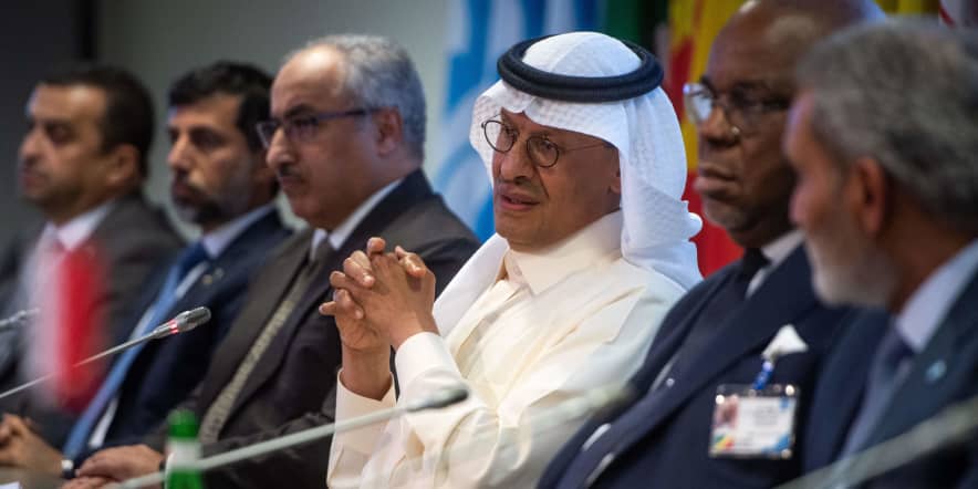 OPEC+ agrees to stick to its existing policy of reducing oil production ahead of Russia sanctions