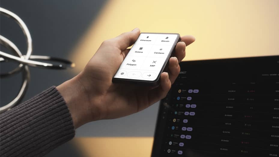Το Ledger Stax είναι το πιο πρόσφατο κρυπτογραφικό πορτοφόλι υλικού από τη γαλλική startup Ledger.  Έχει περίπου το ίδιο μέγεθος με μια πιστωτική κάρτα και διαθέτει οθόνη E-ink.
