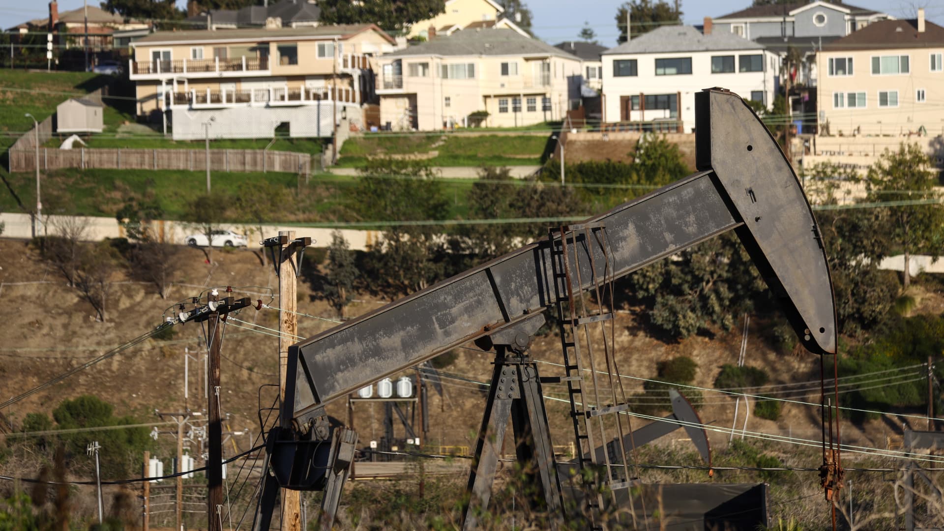 Los Angeles bans oil and gas drilling within city limits