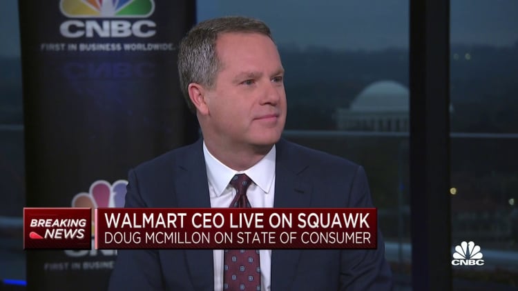 ທ່ານ Doug McMillon CEO ຂອງ Walmart ກ່າວວ່າ ຜູ້ບໍລິໂພກຂອງສະຫະລັດຍັງຖືກກົດດັນ ແລະຢູ່ພາຍໃຕ້ຄວາມກົດດັນຂອງອັດຕາເງິນເຟີ້