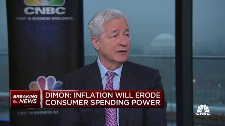 Jamie Dimon, CEO do JPMorgan: A inflação está corroendo a riqueza do consumidor e pode causar recessão