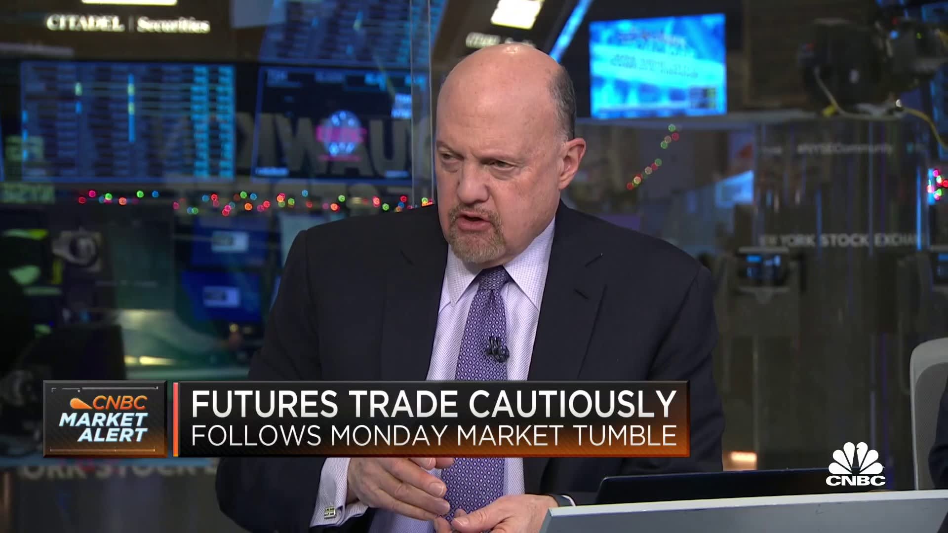 Jim Cramer explains why he disagrees with Jamie Dimon's economic outlook