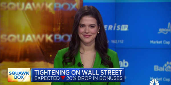 Wall Street banks to cut bonuses ahead of expected slowdown