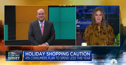 U.S. consumers plan to spend less on holiday shopping, CNBC survey finds