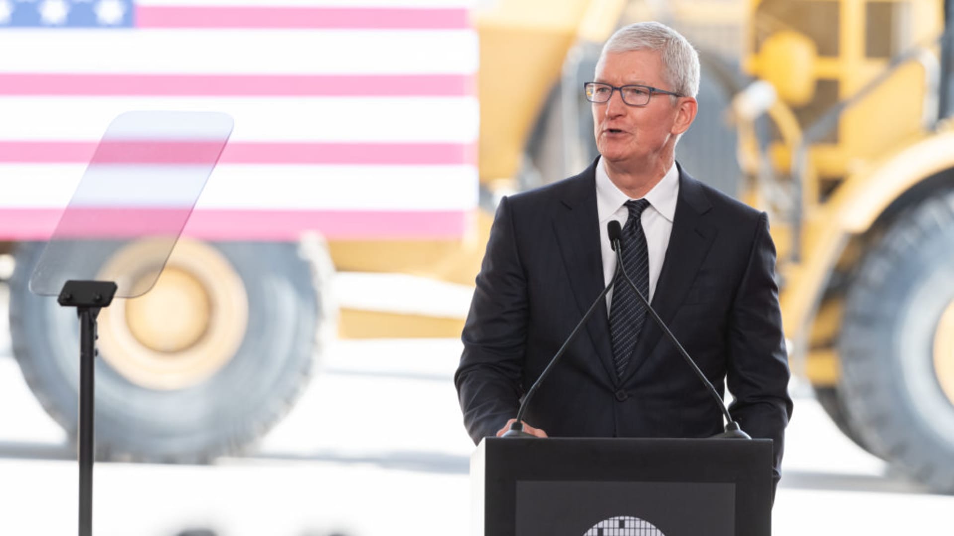 Apple CEO Tim Cook meets with China commerce minister on supply chain