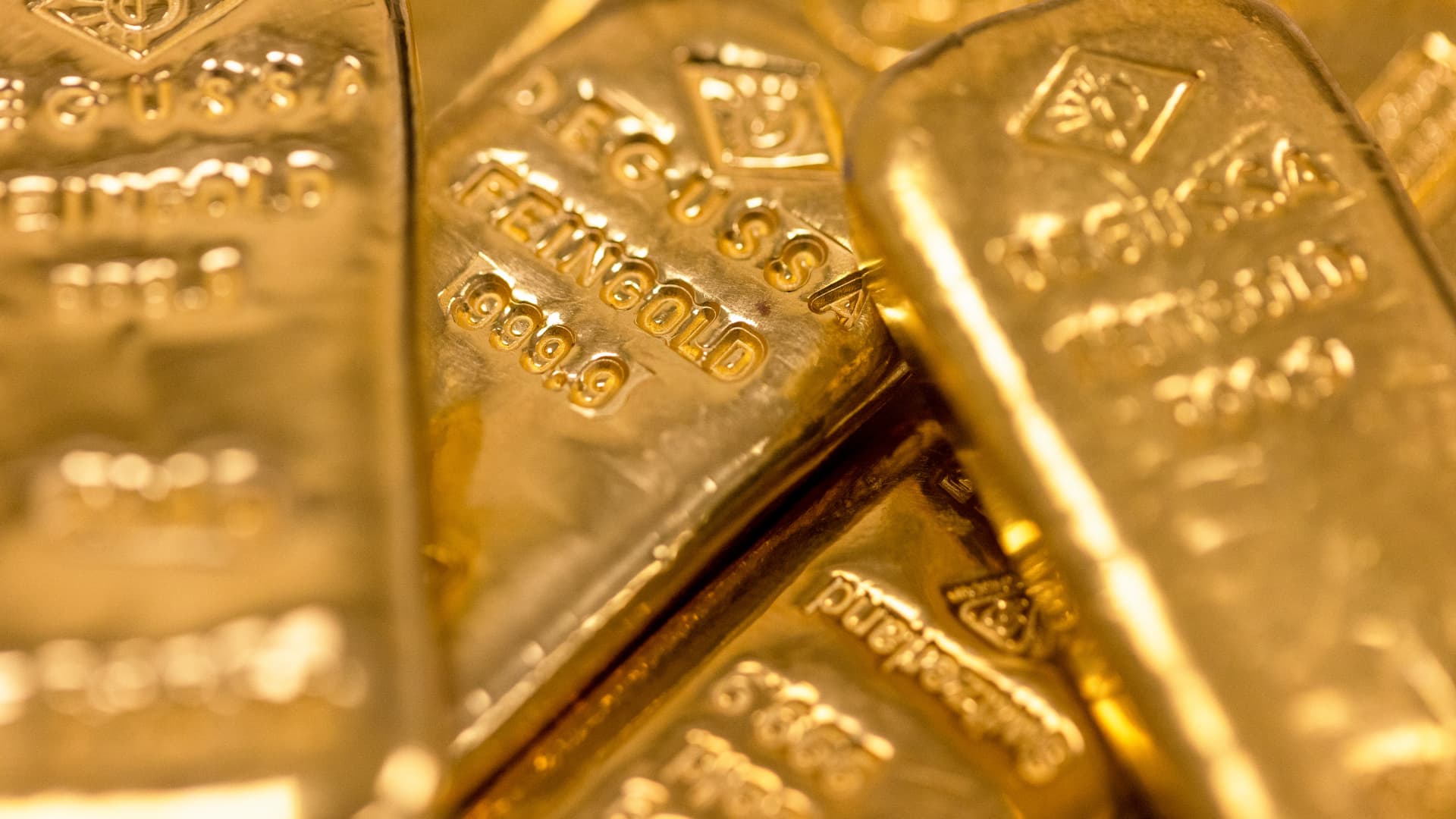 Gold slips 1% as tight U.S. labor market suggests higher rates