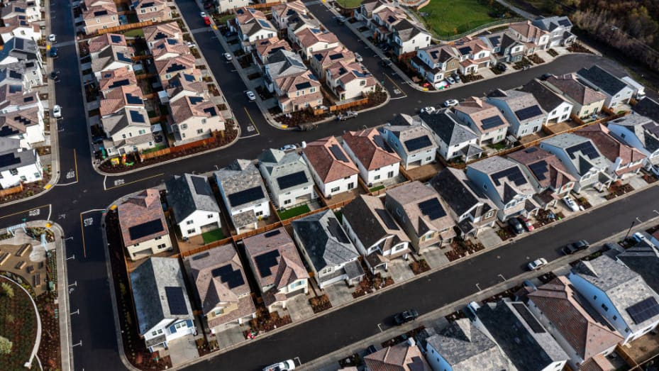 Casas en Rocklin, California, EE. UU., el martes 6 de diciembre de 2022. Un número récord de casas están siendo retiradas de la lista a medida que los vendedores enfrentan una fuerte caída en la demanda, según la corredora de bienes raíces Redfin. Fotógrafo: David Paul Morris/Bloomberg vía Getty Images