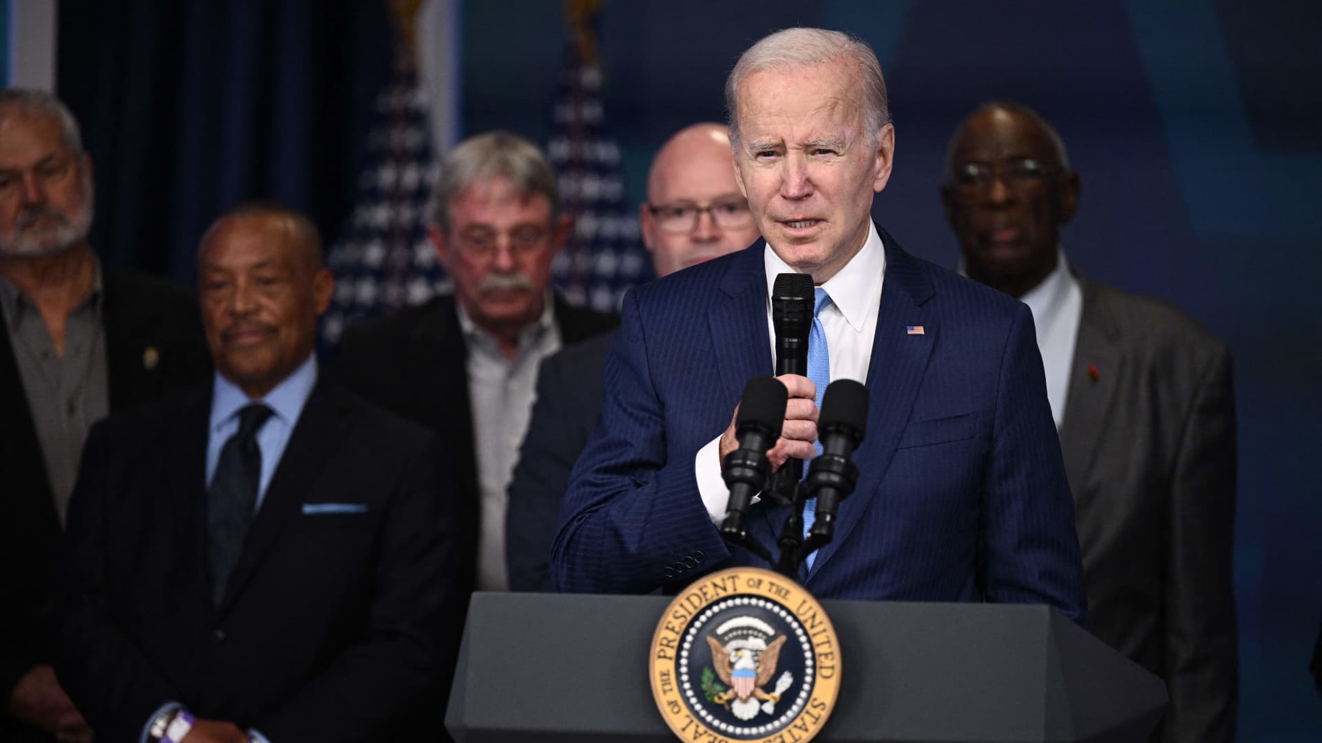 Majority of Americans don’t want Biden or Trump to run again in 2024, CNBC survey shows