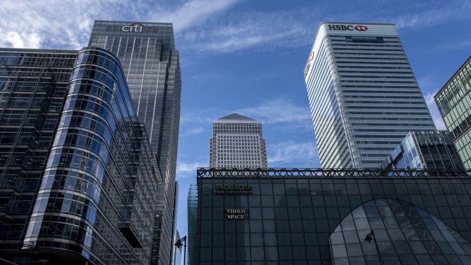 One Canada Square, en el corazón del distrito financiero de Canary Wharf, visto de pie entre el edificio Citibank y el edificio HSBC el 14 de octubre de 2022 en Londres, Reino Unido.  El Reino Unido está listo para reformar muchas regulaciones bancarias posteriores a 2008.