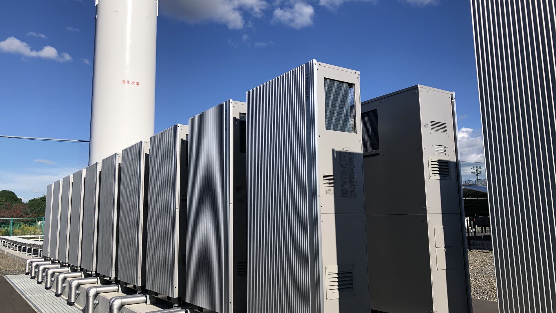 The 495kilowatt hydrogen fuel cell array is made up of 99 5KW fuel cells. Panasonic says it's the world's first site of its kind to use hydrogen fuel cells with the aim of creating a manufacturing plant running on 100% renewable energy.