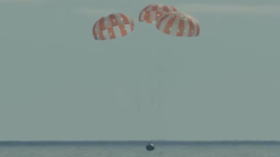The Orion capsule splashes down in the Pacific Ocean on December 11, 2022.