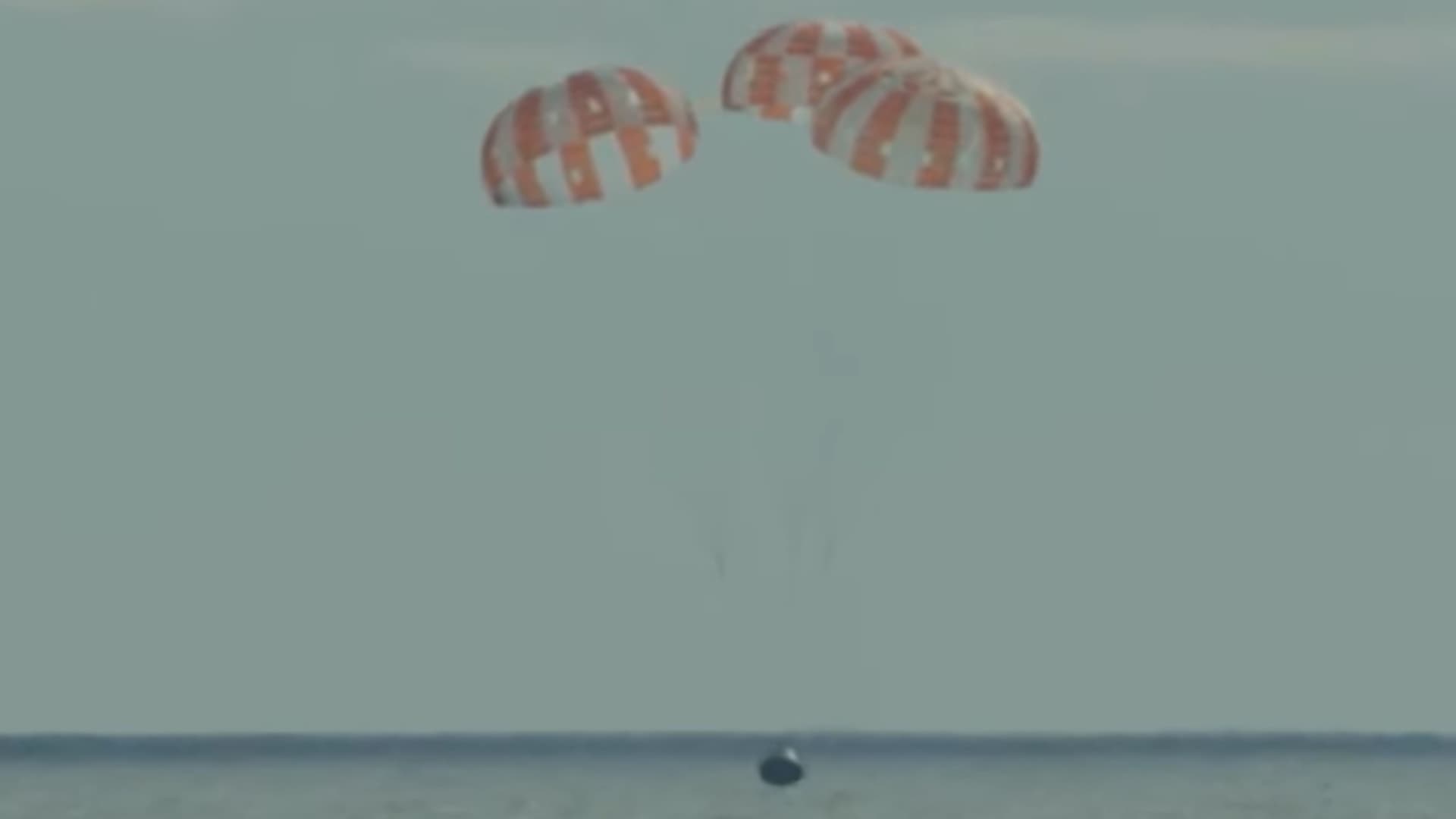 The Orion capsule splashes down in the Pacific Ocean on December 11, 2022.