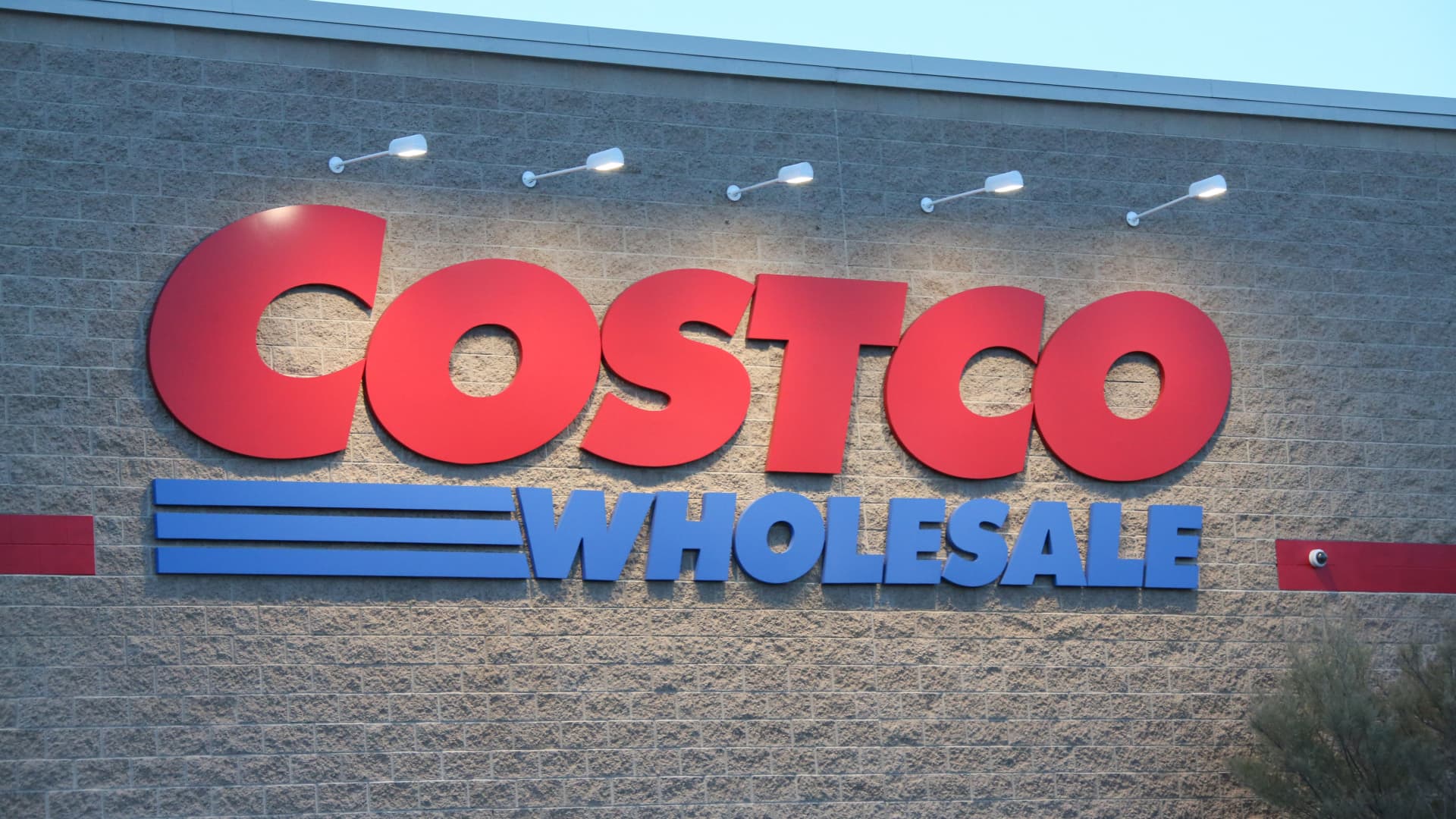 Survey shows a Costco membership fee hike would face little resistance — we think so, too