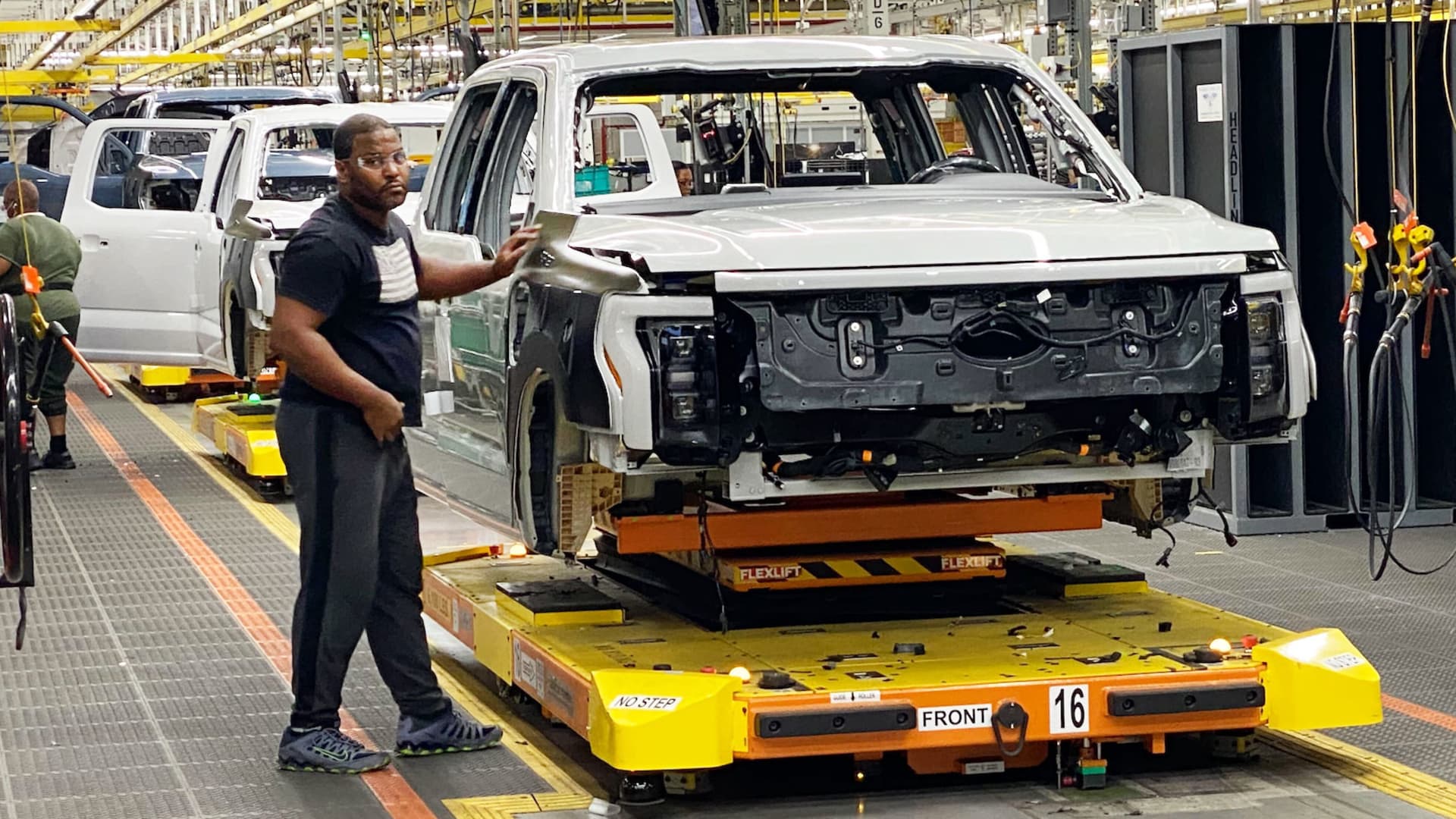 Ford cuts planned 2024 production of electric F-150 Lightning in half Auto Recent