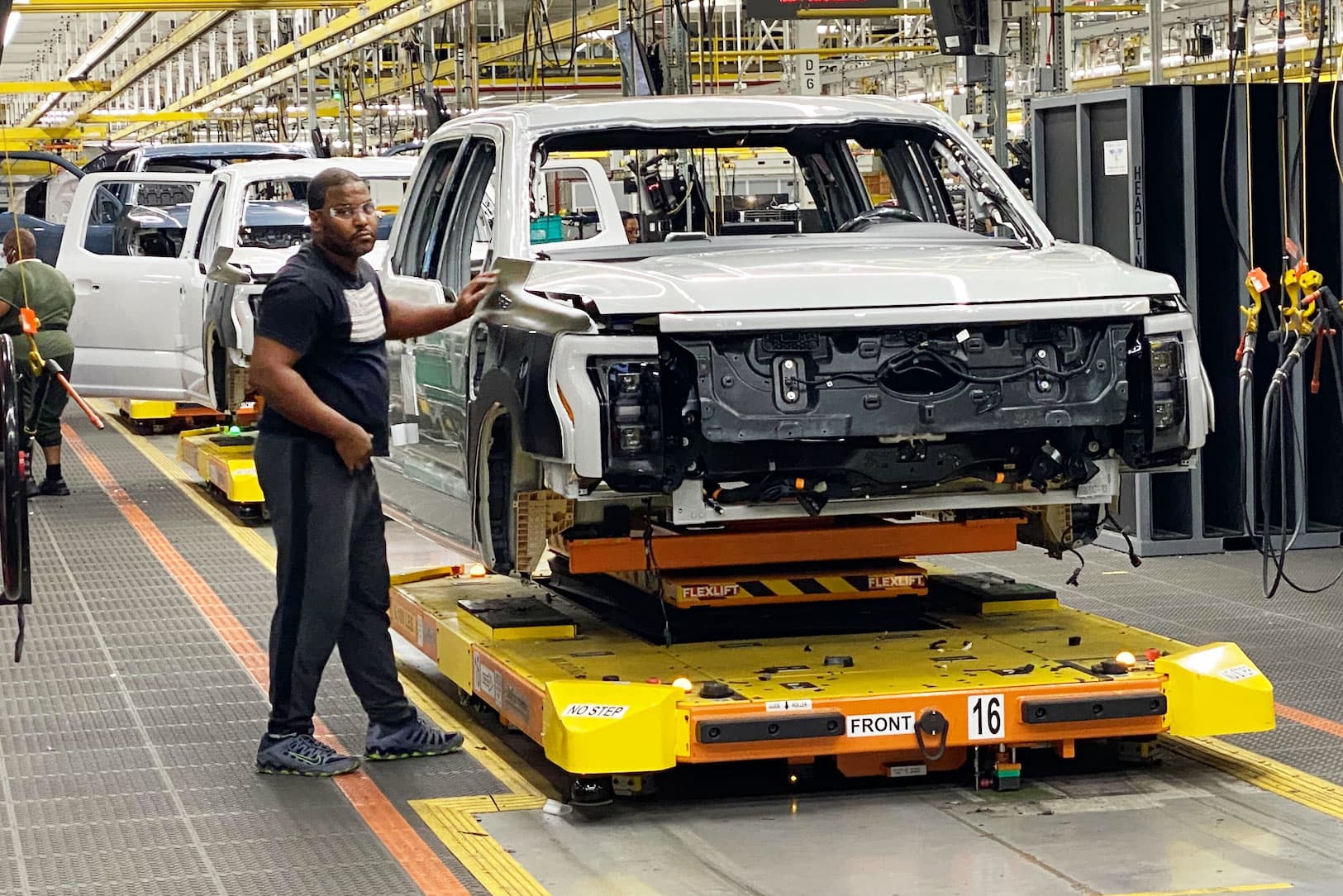 Ford намалява наполовина производствените планове за 2024 г