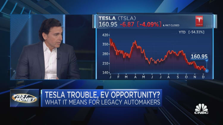 Fmr. Ford izpilddirektors Marks Fīlds par to, ko Tesla izaicinājumi var nozīmēt mantotajiem autoražotājiem