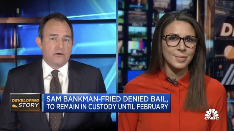 Sam Bankman-Fried está en la cárcel en las Bahamas hasta febrero mientras comienza la audiencia del Senado de FTX