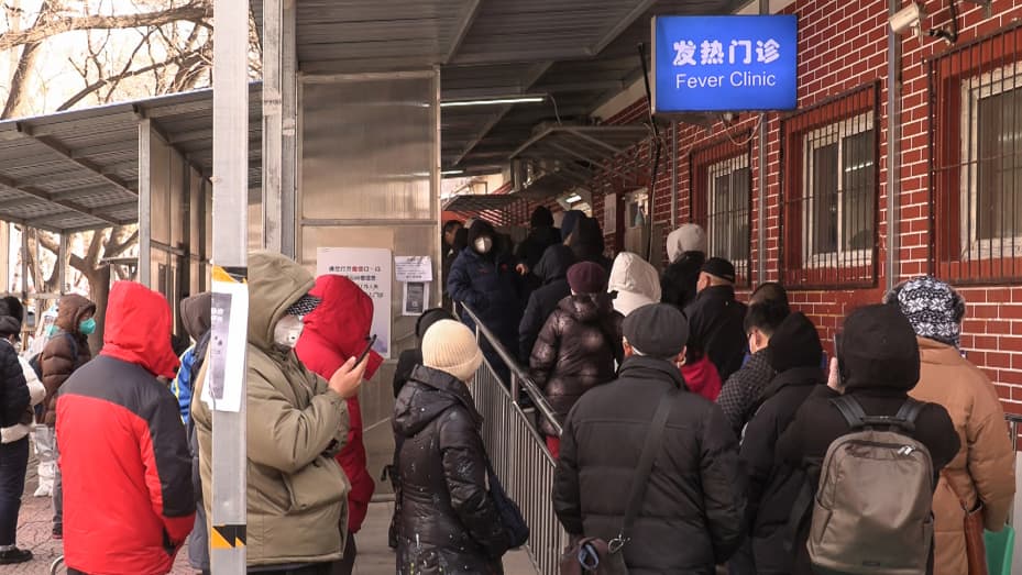 Esta captura de fotograma de un video de AFPTV muestra a personas haciendo cola afuera de una clínica de fiebre en medio de la pandemia de covid-19 en Beijing el 14 de diciembre de 2022. (Foto de Yuxuan ZHANG / varias fuentes / AFP) (Foto de YUXUAN ZHANG/AFPTV/AFP a través de Getty Imágenes)