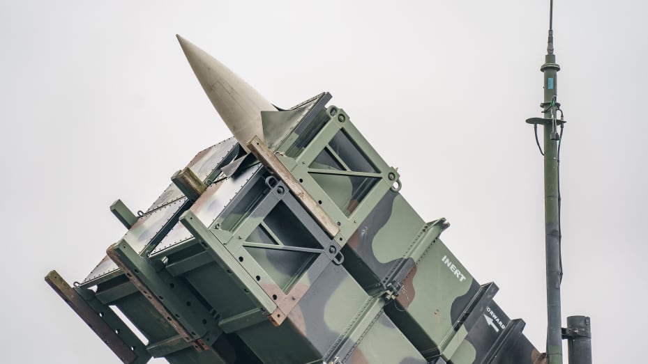 FILED - 17 March 2022, Schleswig-Holstein, Schwesing: A combat-ready Patriot anti-aircraft missile system of the Bundeswehr's anti-aircraft missile squadron 1 stands on the airfield of Schwesing military airport. In the view of NATO Secretary General Stoltenberg, a delivery of German Patriot air defense systems to Ukraine would not be taboo in principle. "NATO allies could already deliver different types of modern air defense systems and also other modern systems like the Himars to Ukraine," the Norwegian s