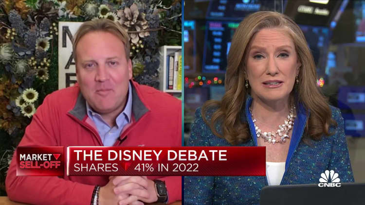 Członkowie komisji „Halftime Report”, Josh Brown i Jenny Harrington, debatują na temat handlu Disneya