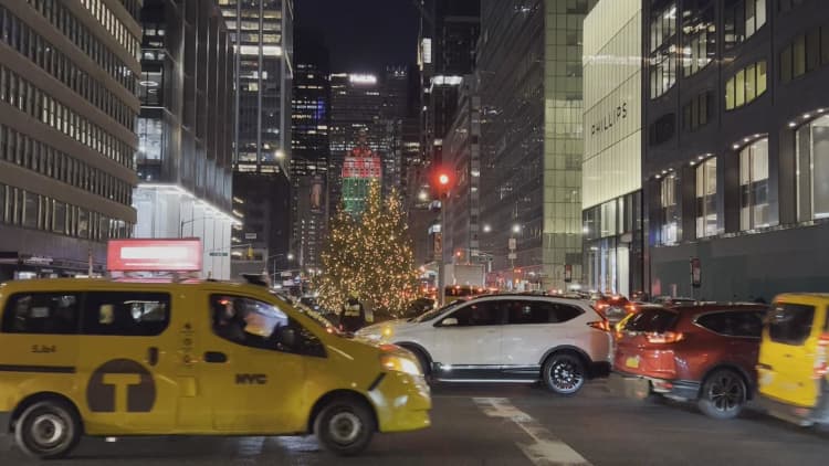 Family business delivers holiday cheer to iconic Manhattan strip