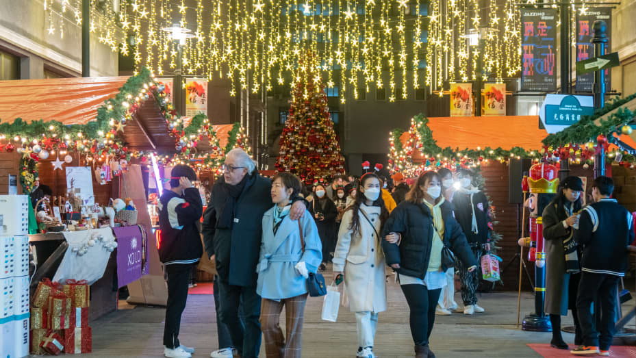 SHANGHÁI, CHINA - El mercado navideño alemán se ilumina en Bund Central Square, cerca de la calle peatonal Nanjing Road en Shanghái, el 15 de diciembre de 2022. (El crédito de la foto debe ser CFOTO/Future Publishing a través de Getty Images)
