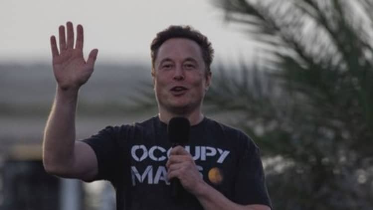 Elon Musk está encuestando a los usuarios de Twitter sobre si debería seguir siendo CEO
