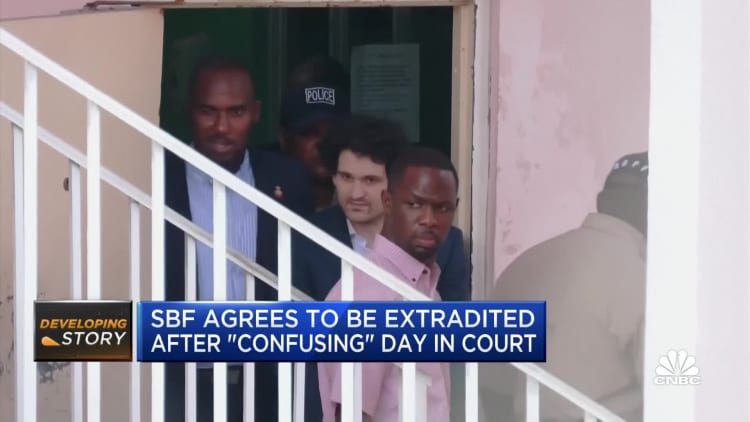 Sam Bankman-Fried defies his lawyers' advice by agreeing to extradition to the United States