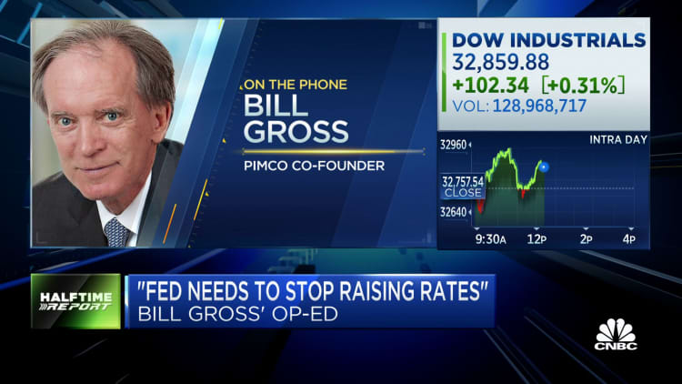 Økonomien er ved at bremse og er på vej mod en recession, siger PIMCOs medstifter Bill Gross