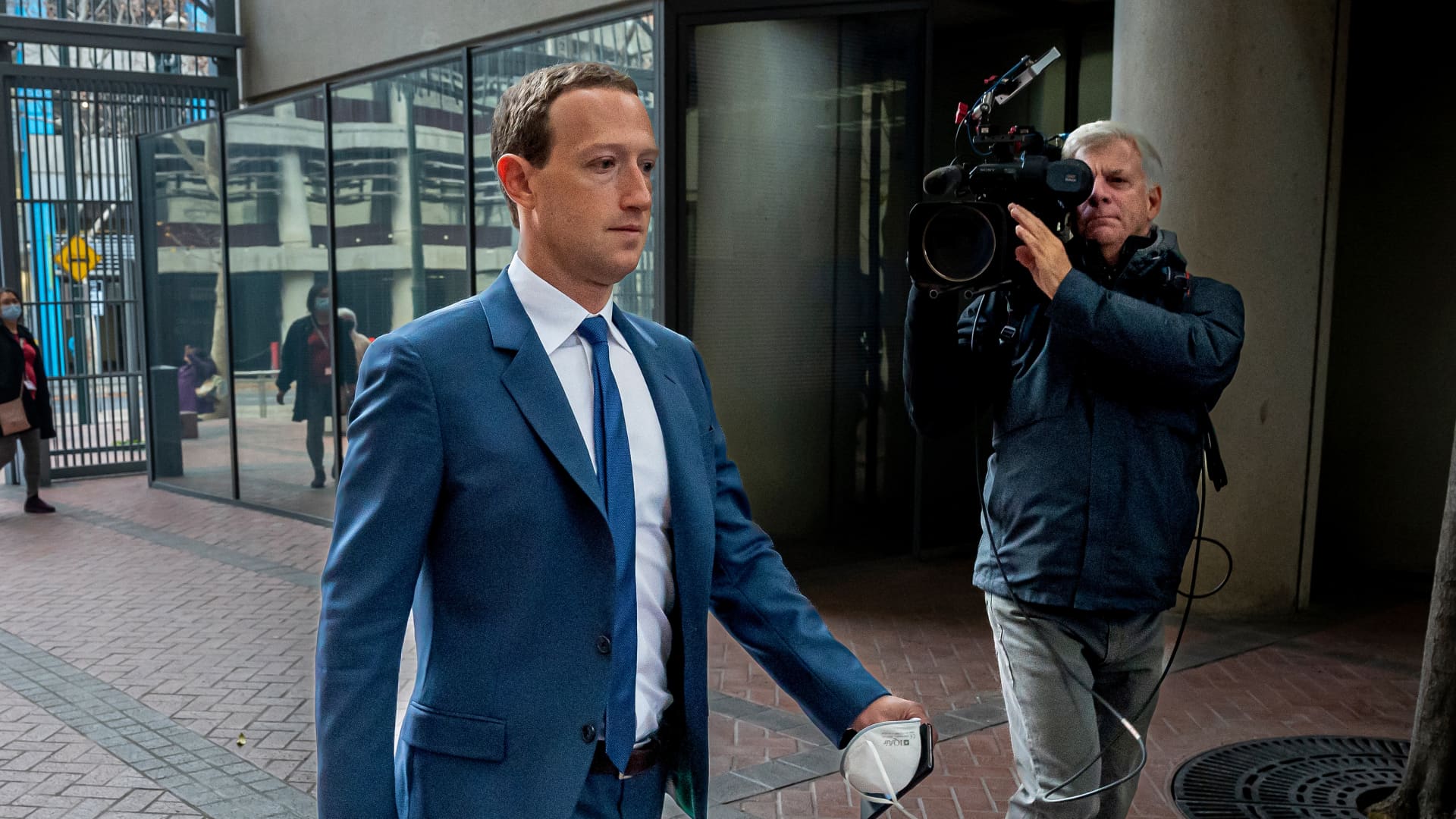 Mark Zuckerberg, chief executive officer of Meta Platforms Inc., left, arrives at federal court in San Jose, California, US, on Tuesday, Dec. 20, 2022. 