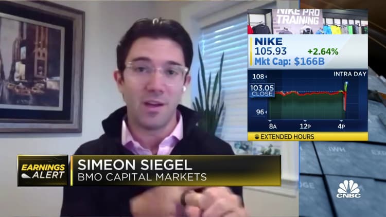 Los márgenes brutos de Nike mejorarán a principios del próximo año, dice Simeon Siegel de BMO