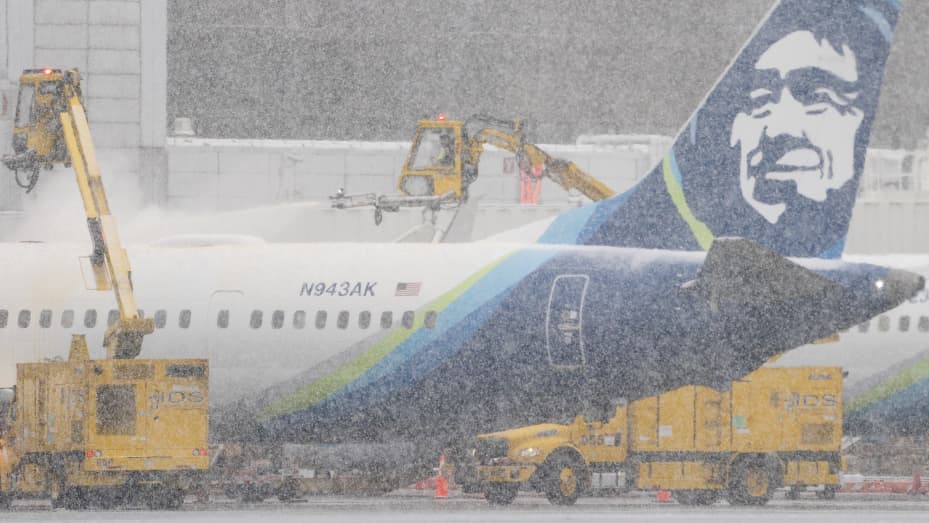 Winter storm Elliott: Airlines cancel flights before Christmas