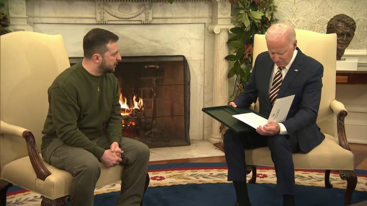 Ukrainian Pres. Zelenskyy visits Pres. Biden at the White House, presents him with a medal