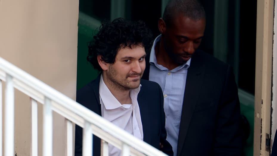 NASSAU, BAHAMAS - DECEMBER 21: FTX co-founder Sam Bankman-Fried is escorted out of the Magistrate's Court on December 21, 2022 in Nassau, Bahamas. The former crypto billionaire is preparing to be extradited to the US from the Bahamas to face charges over FTX’s multi-billion-dollar collapse.  (Photo by Joe Raedle/Getty Images)