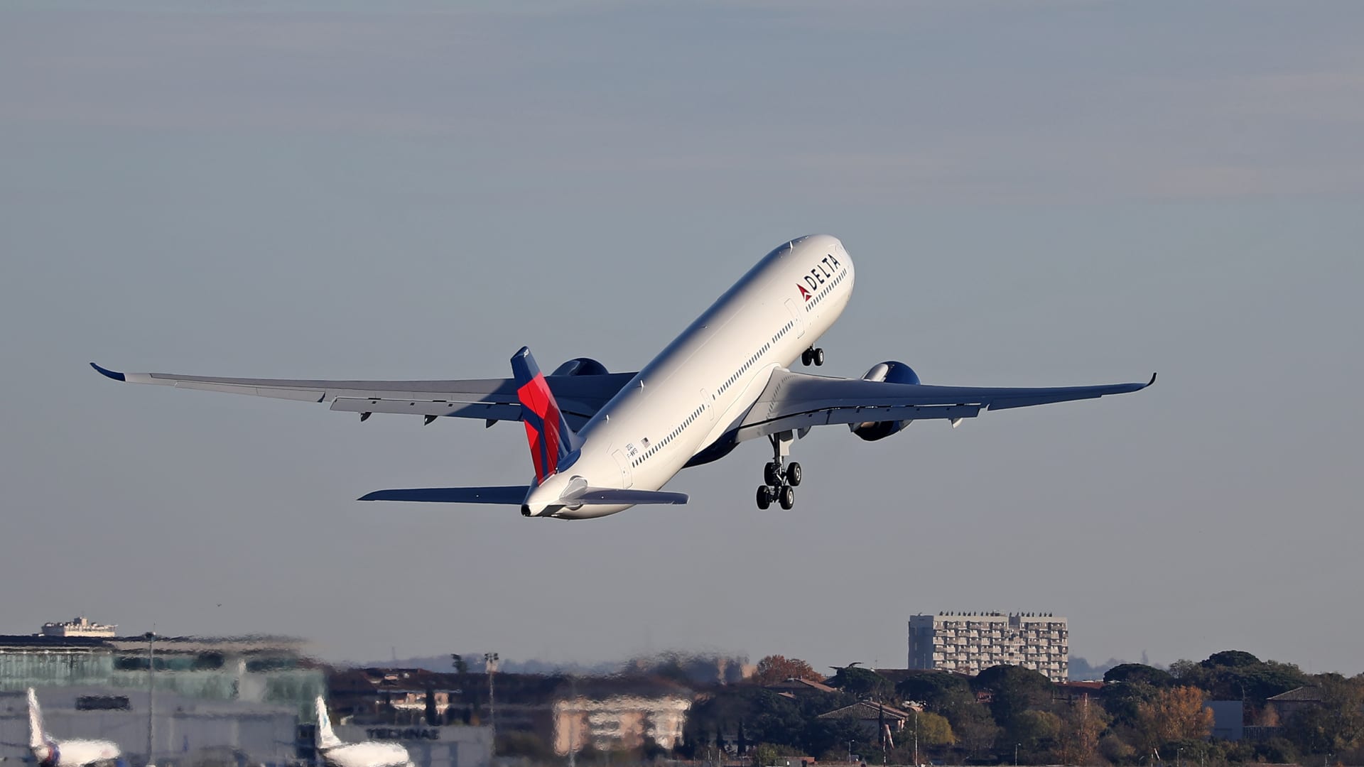 डेल्टा एयर लाइन्स तिमाही नुकसान दर्ज करती है लेकिन पीक ट्रैवल सीज़न के दृष्टिकोण के रूप में लाभ का अनुमान लगाती है