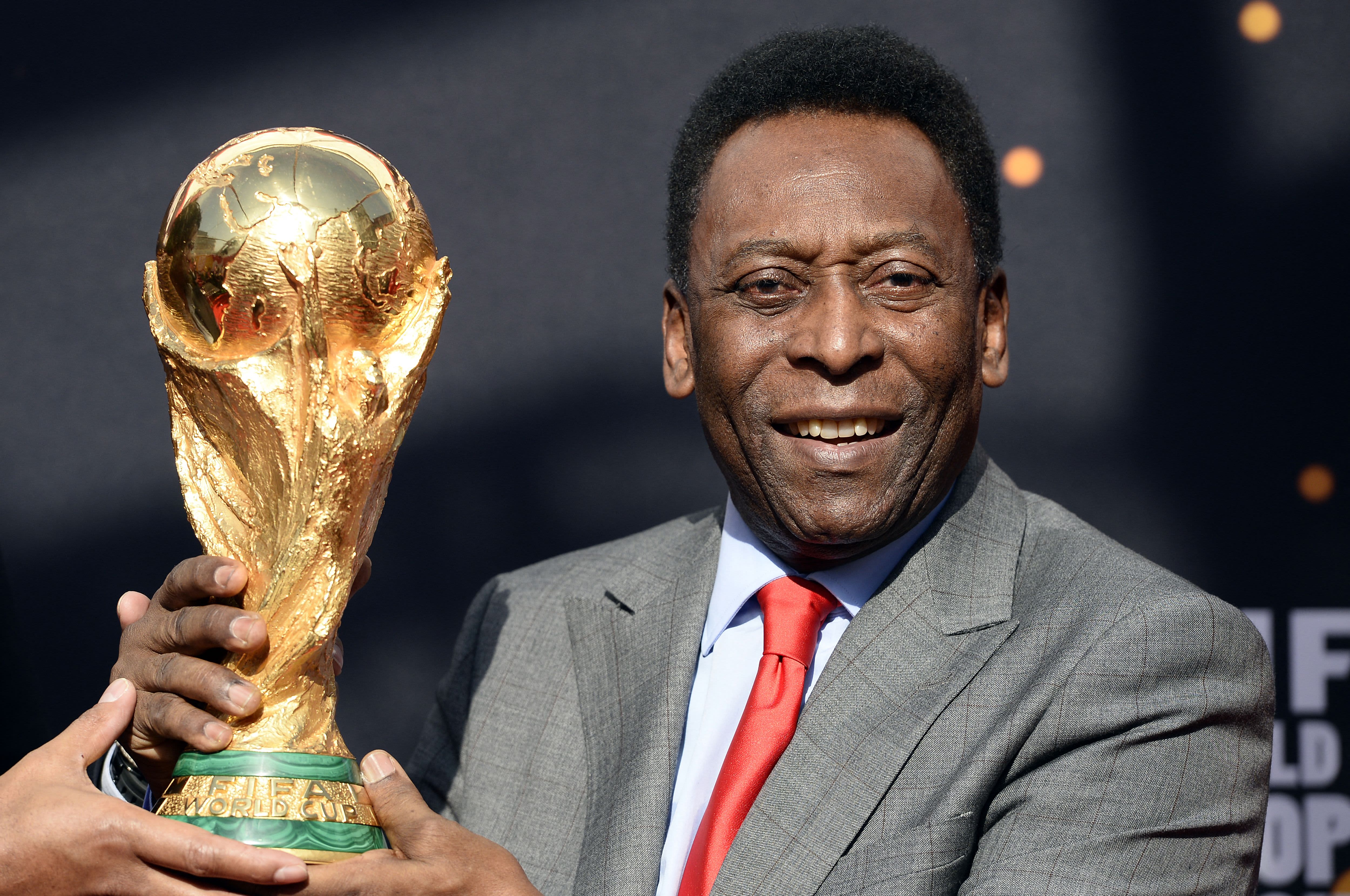 Bulk flaske Ydmyge Pelé, Brazilian soccer star and 3-time World Cup winner, dies at 82