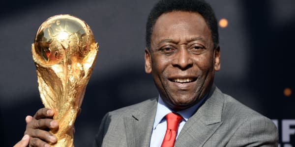  Pelé, Brazilian soccer star and the only player to win the World Cup three times, dies at age 82