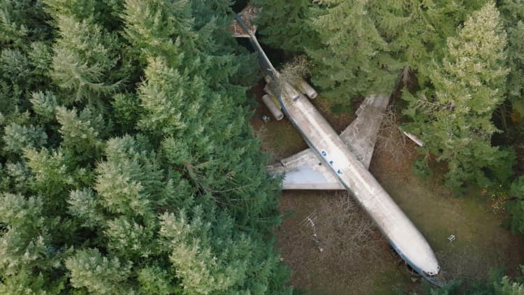 I live on a plane in the woods for $370 a month — let's see what's inside
