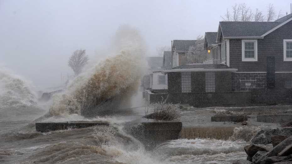 Las aguas del lago Erie bañan la costa el 23 de diciembre de 2022 en Hamburgo, Nueva York.  El suburbio de Buffalo y sus alrededores esperan ráfagas de viento de más de 70 millas por hora que azotarán casas y negocios durante el fin de semana festivo.