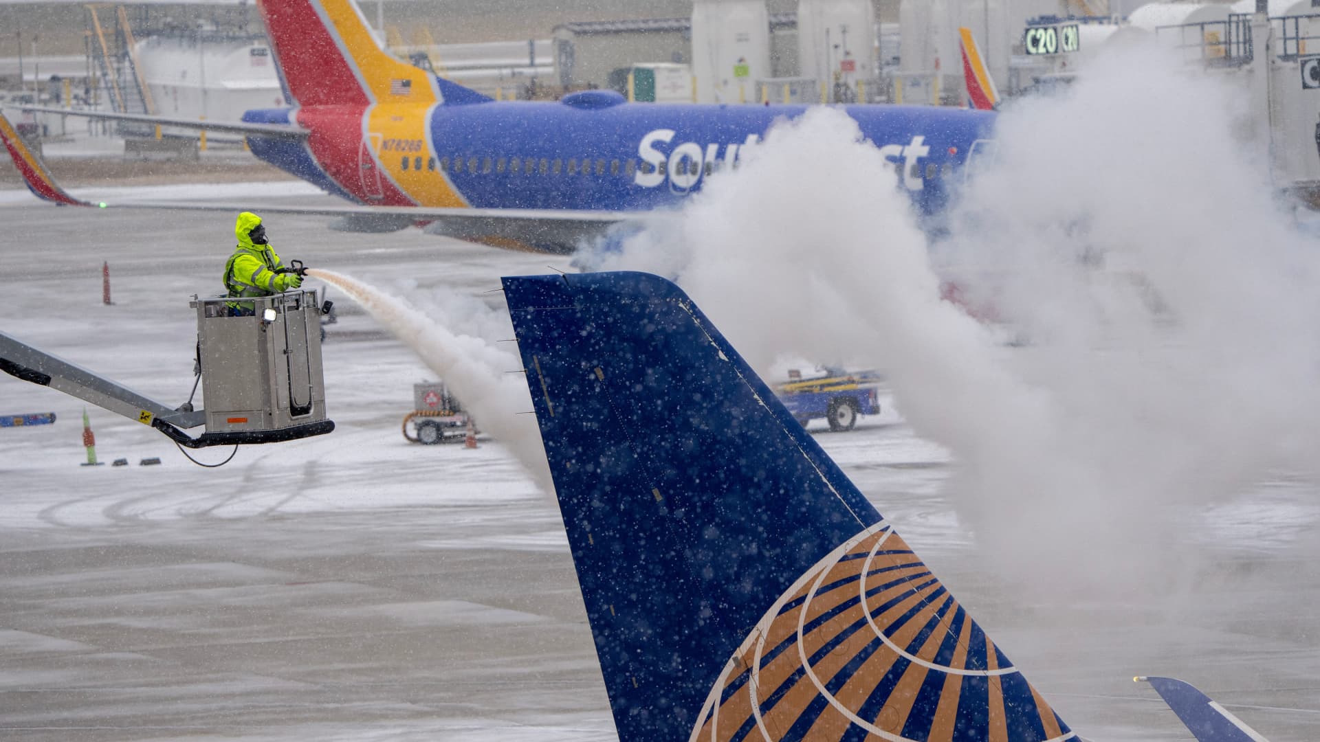 Southwest cancels 60% of flights while air travel disruptions ease elsewhere after storms