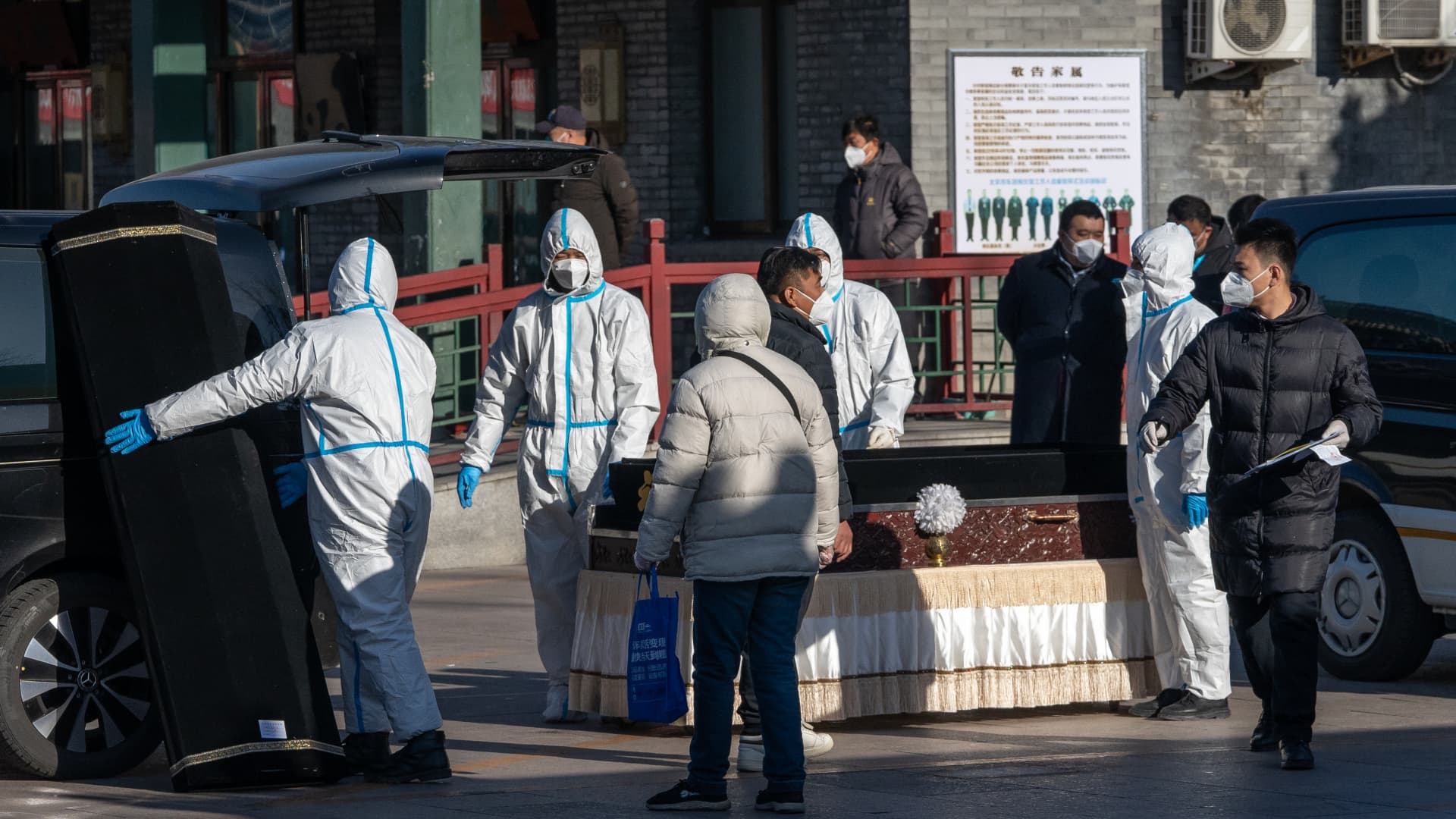चीन स्थित अंतिम संस्कार कंपनी के शेयर कोविड संक्रमण स्पाइक के रूप में बढ़ रहे हैं