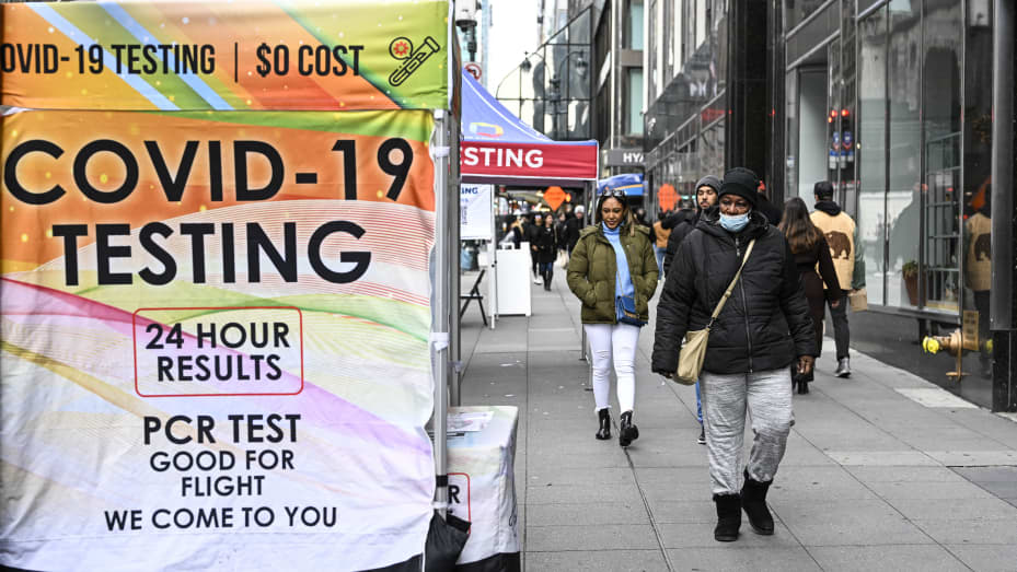 People wear mask after New York City's health officials have issued an advisory, strongly urging New Yorkers to use masks as COVID-19, flu, and RSV cases rise, on December 12, 2022 in New York.