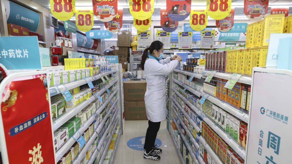Un miembro del personal clasifica medicamentos en una farmacia en Huai 'an, China, el 10 de diciembre de 2022.