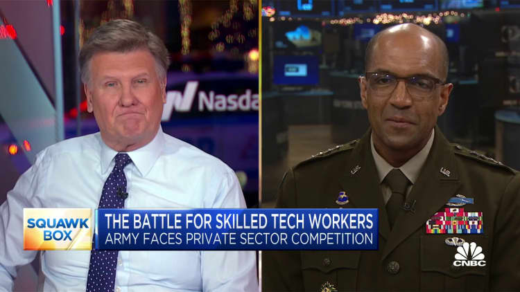 El ejército enfrenta la competencia del sector privado en una batalla por trabajadores calificados en tecnología