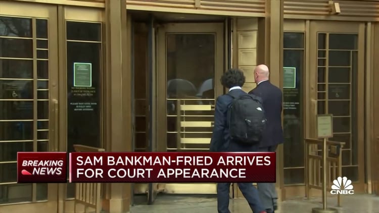 Sam Bankman-Fried anländer för att inställa sig i rätten