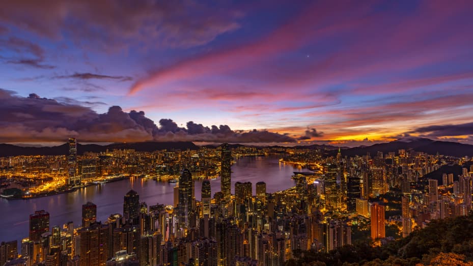 Salida del sol sobre Hong Kong en junio de 2020