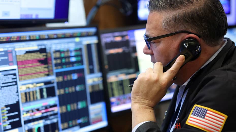 Un comerciante trabaja en el parqué de la Bolsa de valores de Nueva York (NYSE) en la ciudad de Nueva York, EE. UU., 5 de enero de 2023. REUTERS/Andrew Kelly