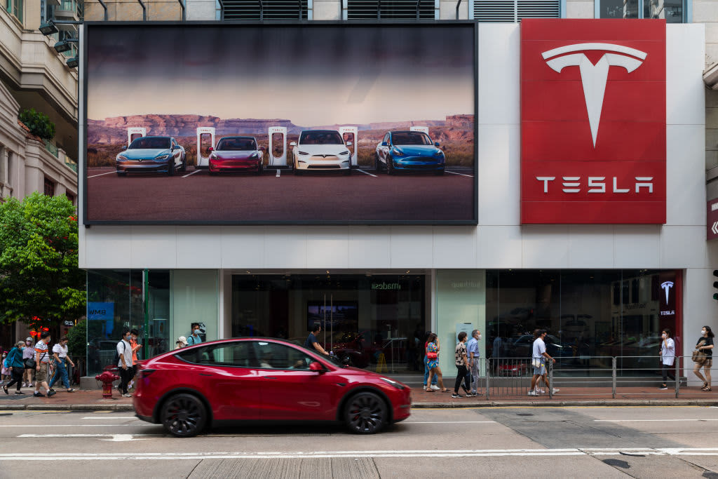 Wolfe Research Downgrades Tesla, Says SVB Failures Add to Automaker's Macro Pressure
