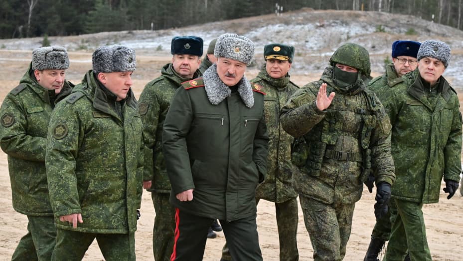 El presidente de Bielorrusia, Alexander Lukashenko, visita el campo de entrenamiento de Obuz-Lesnovsky en Bielorrusia el 6 de enero de 2023.